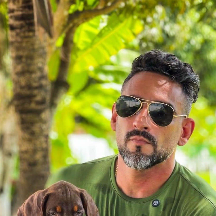Marcelo Vaz, criador responsável, ao lado de um Doberman adulto