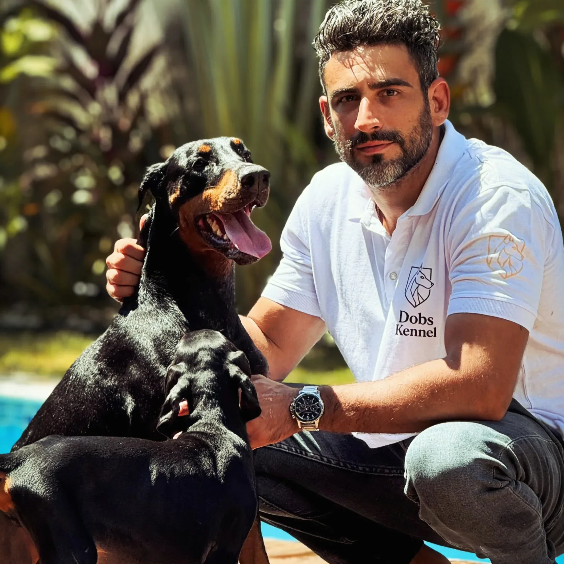 Marcelo Vaz Kira e um filhote na foto