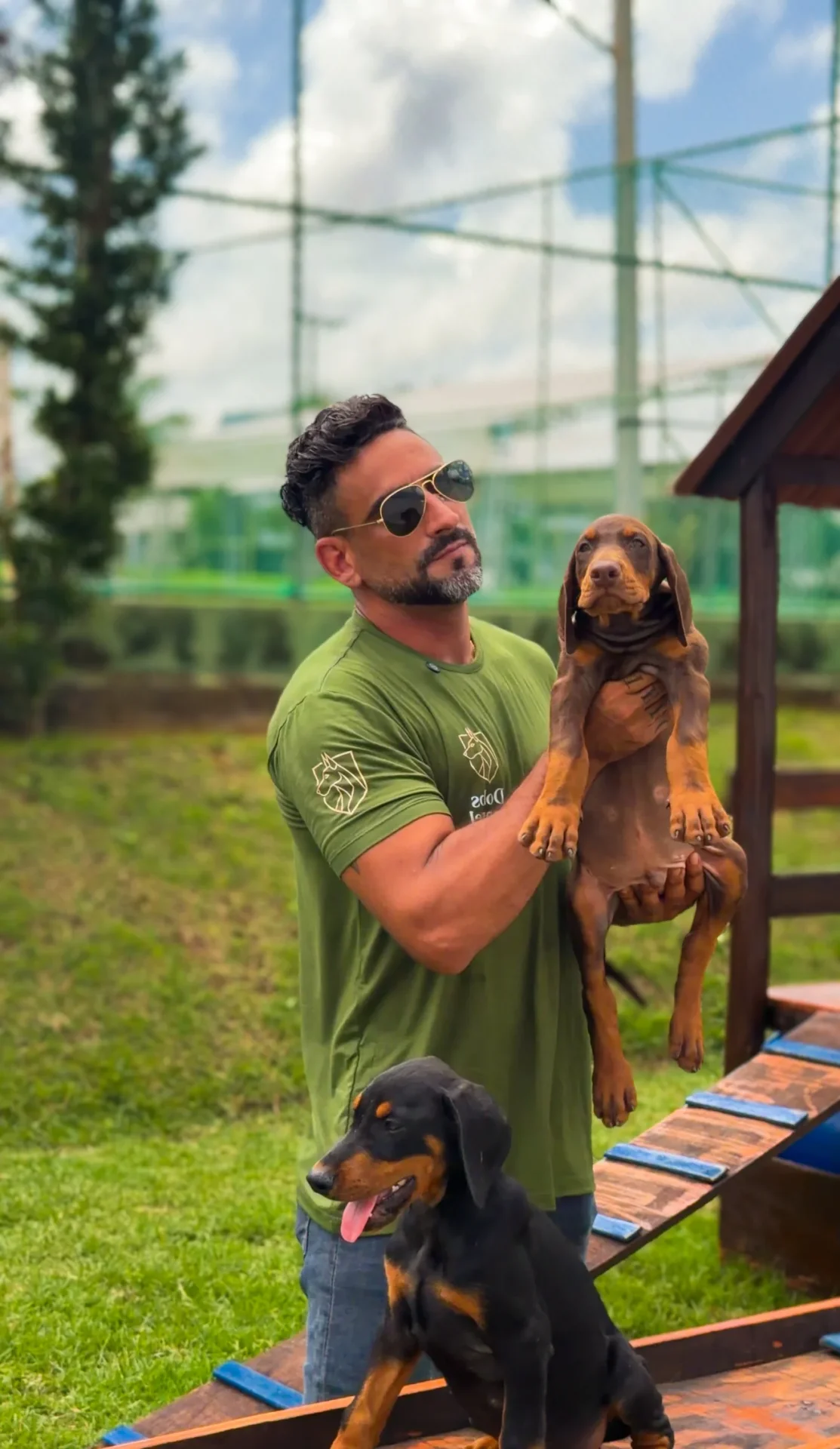 Marcelo Vaz mostrando um filhote de Doberman